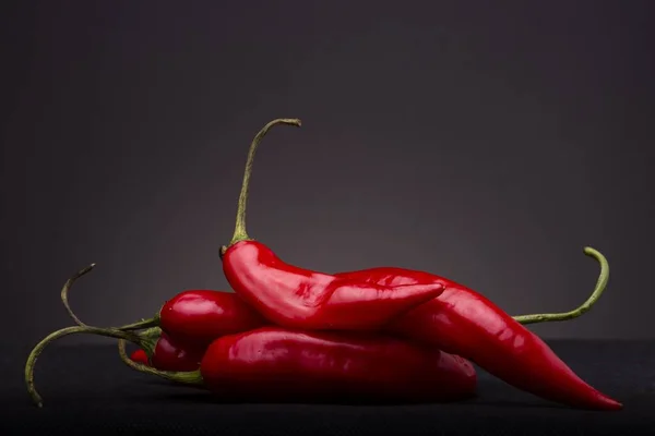 Egy Közeli Felvétel Friss Piros Csípős Chili Paprika Elszigetelt Fekete — Stock Fotó