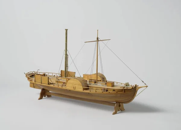 Beyaz Arka Planda Izole Edilmiş Eski Bir Geminin Yakın Plan — Stok fotoğraf