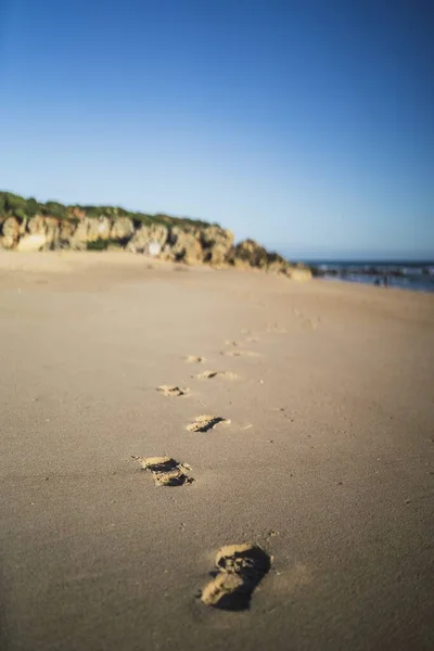 Colpo Verticale Una Serie Impronte Una Spiaggia Sabbiosa Sotto Cielo — Foto Stock