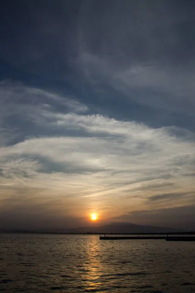 Tiro Vertical Pôr Sol Hipnotizante Sobre Mar — Fotografia de Stock