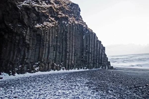 Reynisfjara Black Sand Beach Περιβάλλεται Από Θάλασσα Κατά Διάρκεια Της — Φωτογραφία Αρχείου