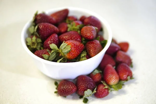 Primer Plano Fresas Frescas Deliciosas Tazón Aislado Sobre Fondo Blanco — Foto de Stock