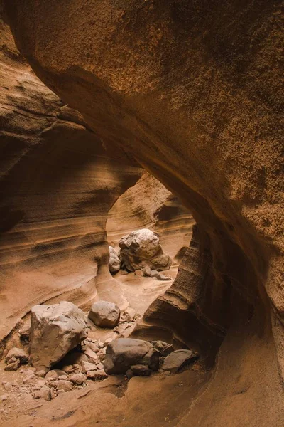 Kahverengi Kayalarla Çevrili Bir Mağaranın Dikey Görüntüsü — Stok fotoğraf