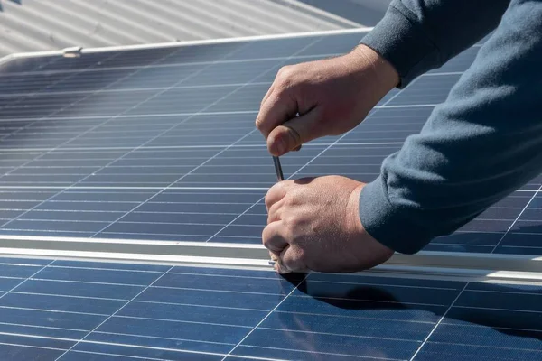 Selective Focus Shot Worker Installing Solar Panel — Stock Photo, Image