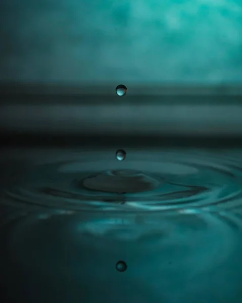Het Water Druipt Spat Met Een Blauw Effect — Stockfoto