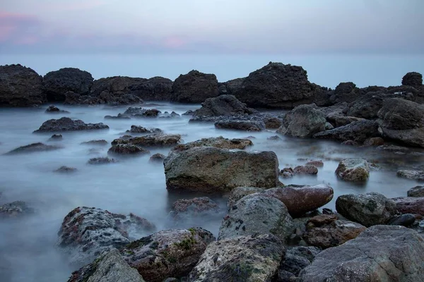 Enorme Rotsen Aan Een Kust Met Een Bewolkte Grijze Lucht — Stockfoto