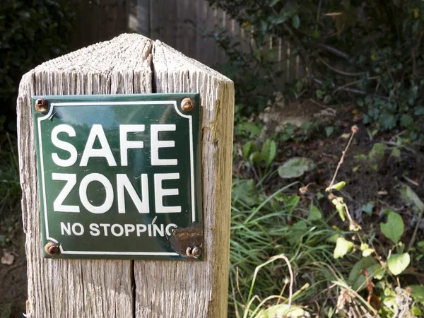 Nahaufnahme Eines Rostigen Schildes Für Eine Sicherheitszone Auf Einem Holzsockel — Stockfoto