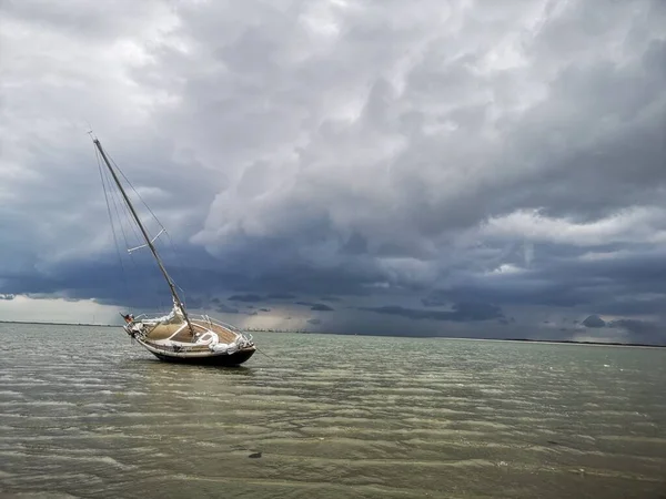 德国北部旺罗吉岛沙洲一艘帆船的水平照片 — 图库照片