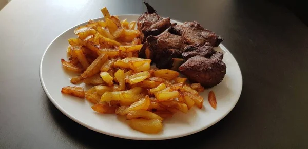 접시에 갈비와 감자튀김을 클로즈업 블로그와 메뉴판에 맞는다 — 스톡 사진