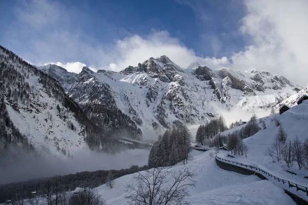 Uma Montanha Rochosa Coberta Neve Nevoeiro Durante Inverno Com Céu — Fotografia de Stock
