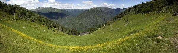 Eine Panoramaaufnahme Eines Grünen Hügels Mit Hohen Bergen Hintergrund — Stockfoto