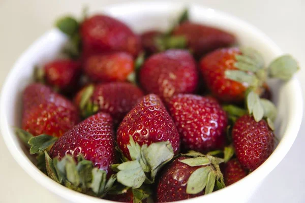 Primer Plano Fresas Frescas Deliciosas Tazón Aislado Sobre Fondo Blanco — Foto de Stock