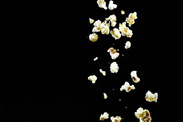 Eine Nahaufnahme Von Popcorn Bewegung Auf Schwarzem Hintergrund — Stockfoto
