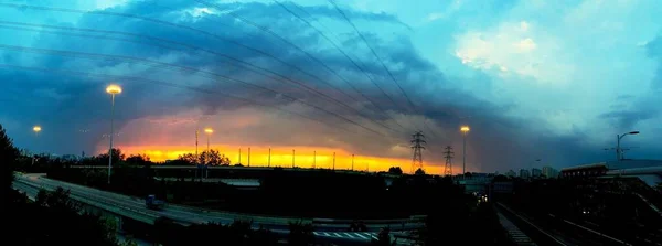 Eine Wunderschöne Landschaft Des Sonnenuntergangs Mit Bunten Wolken Über Einer — Stockfoto