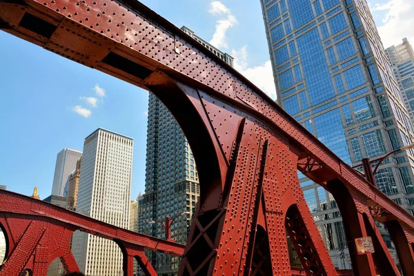 Tiro Ângulo Baixo Uma Ponte Ferro Vermelha Edifícios Altos Chicago — Fotografia de Stock