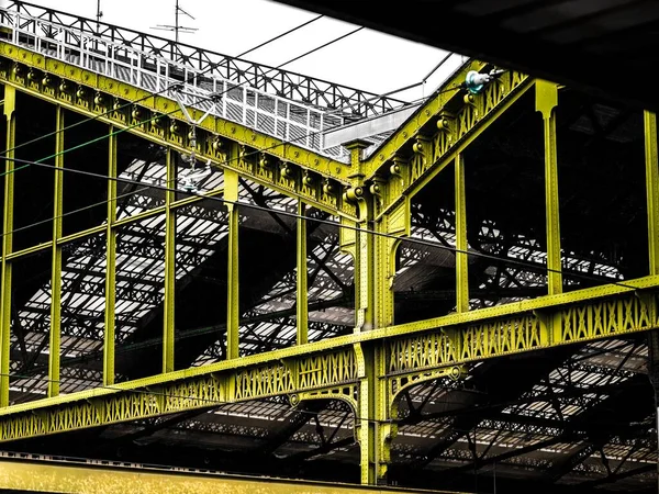 Eine Metallkonstruktion Mit Gelb Hervorgehobenen Teilen Urbanes Konzept — Stockfoto