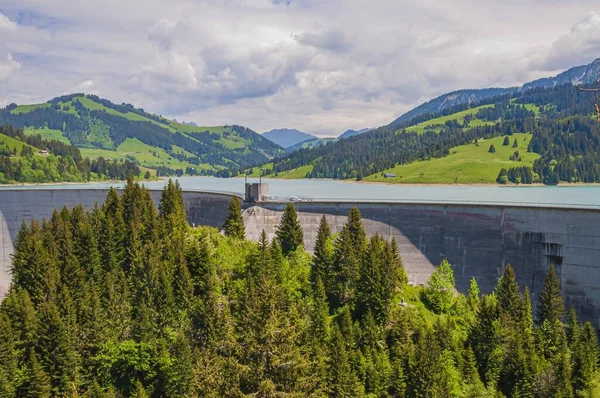 Eine Schöne Aufnahme Des Staudamms Von Lac Hongrin Mit Bergen — Stockfoto
