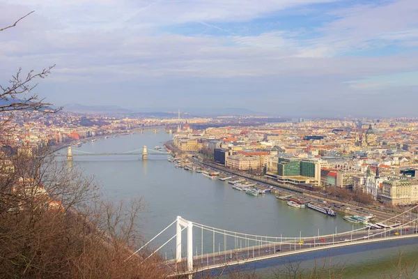 Lång Bro Över Floden Budapest Ungern Som Förenar Två Delarna — Stockfoto