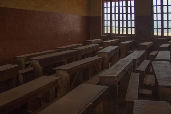 Les Vieux Bancs Bureaux École Bois Capturés Dans Une Salle — Photo