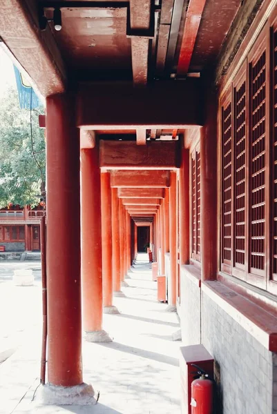 昼間の柱のある廊下の垂直ショット — ストック写真