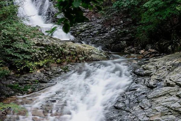 Bel Colpo Cascata Che Scorre Tra Rocce — Foto Stock