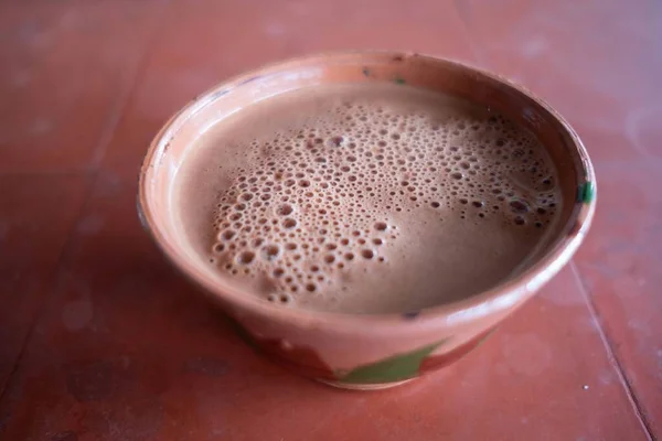 Grand Angle Chocolat Chaud Mexicain Avec Lait Dans Une Tasse — Photo