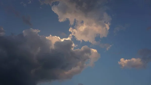 Plan Époustouflant Nuages Sous Ciel Bleu Coucher Soleil Parfait Pour — Photo