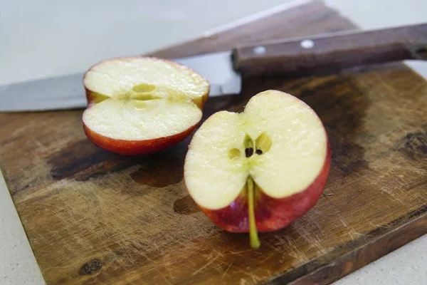 Gros Plan Une Délicieuse Pomme Rouge Coupée Deux Sur Une — Photo