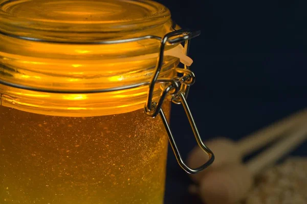 Suave Foco Frasco Miel Dorada Fresca Con Una Olla Miel — Foto de Stock