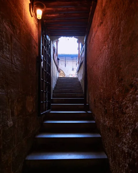 Die Treppe Mit Straßenlaterne Und Offenen Toren — Stockfoto