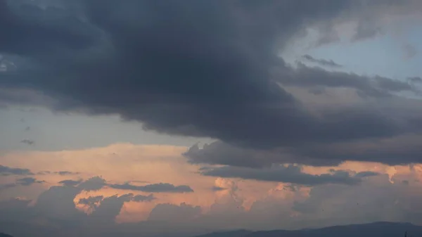 Una Impresionante Toma Nubes Bajo Cielo Azul Atardecer Perfecto Para —  Fotos de Stock