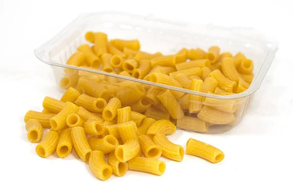 Ongekookte Macaroni Pasta Geïsoleerd Een Witte Achtergrond — Stockfoto