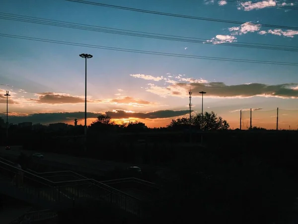 Красиві Пейзажі Заходу Сонця Різнокольоровими Хмарами Над Міським Пейзажем — стокове фото