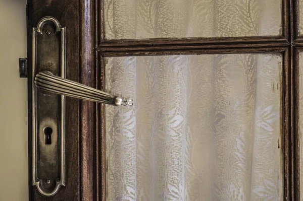 Крупный План Винтажной Дверной Ручки Деревянной Двери Белыми Шторами — стоковое фото