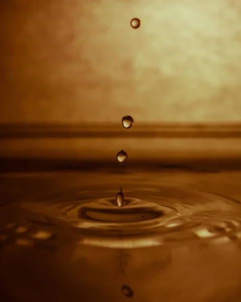 Agua Goteando Salpicando Con Efecto Amarillo —  Fotos de Stock