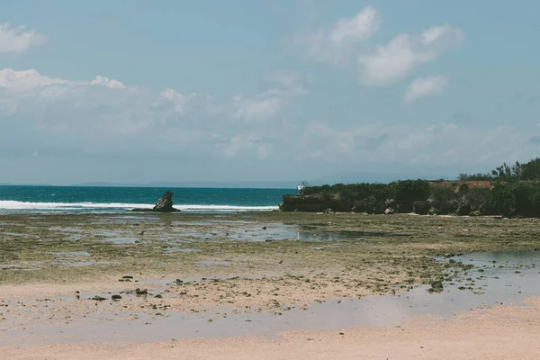 Veduta Una Spiaggia Durante Bassa Marea Con Cielo Nuvoloso Sullo — Foto Stock