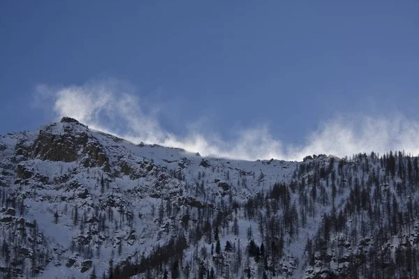 Uma Montanha Rochosa Coberta Neve Nevoeiro Durante Inverno Com Céu — Fotografia de Stock
