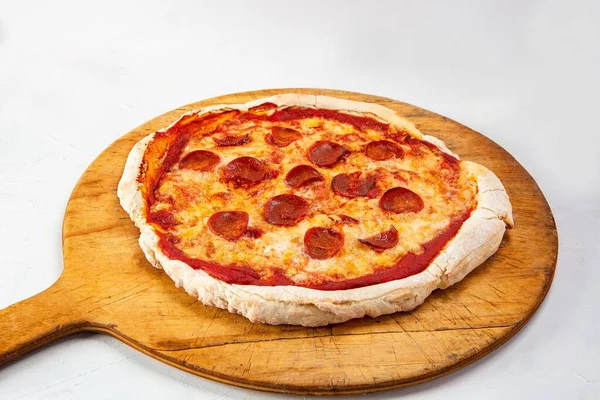 Крупный План Пиццы Пепперони Белом Фоне — стоковое фото