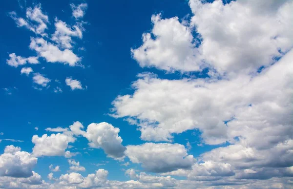 Bulutlu Mavi Gökyüzünün Alçak Açılı Görüntüsü Arka Planınız Için Mükemmel — Stok fotoğraf