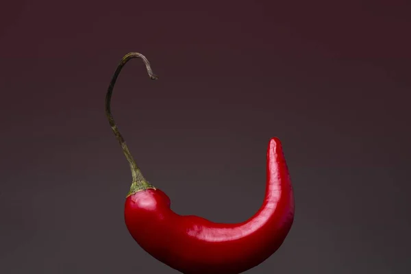 Close Uma Pimenta Vermelha Fresca Quente Isolada Fundo Preto — Fotografia de Stock