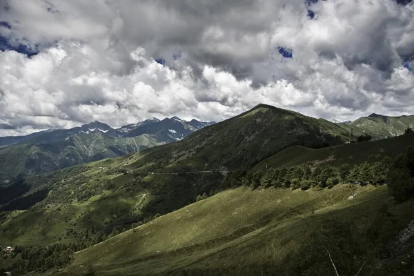 Paisaje Fascinante Las Hermosas Montañas Bajo Cielo Nublado Escénico —  Fotos de Stock