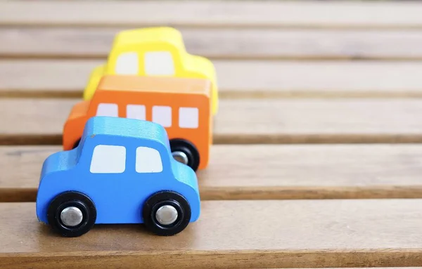 Tiro Close Carros Brinquedo Miniatura Madeira Uma Mesa — Fotografia de Stock