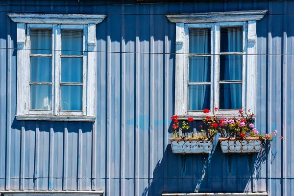 Красивый Кадр Окна Фасада Дома Цветами — стоковое фото