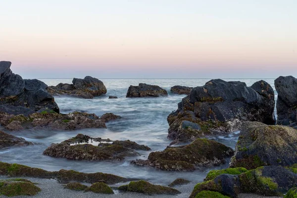 Las Rocas Cubiertas Musgo Orilla Del Mar Atardecer — Foto de Stock