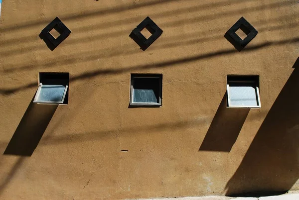 Güneş Işığı Altındaki Kare Simetrik Pencerelerin Güzel Bir Yakın Çekimi — Stok fotoğraf