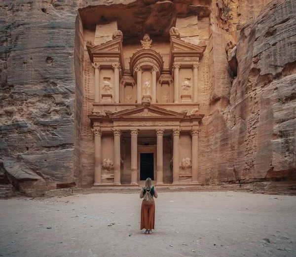 Egy Hosszú Narancssárga Szoknyás Áll Történelmi Petra Wadi Előtt Jordániában — Stock Fotó