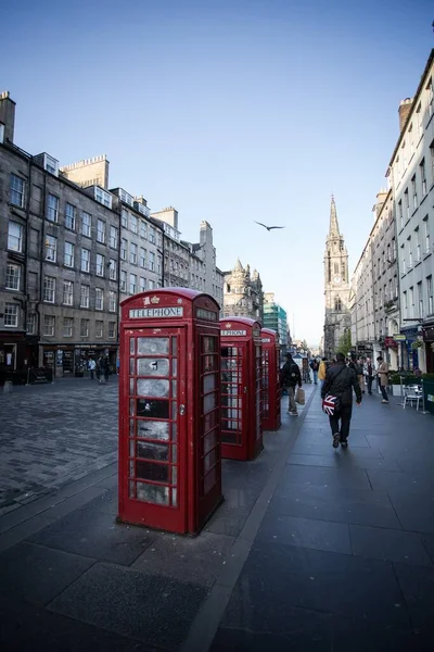 Tres Cabina Telefónica Roja Caminando Por Edimburgo —  Fotos de Stock