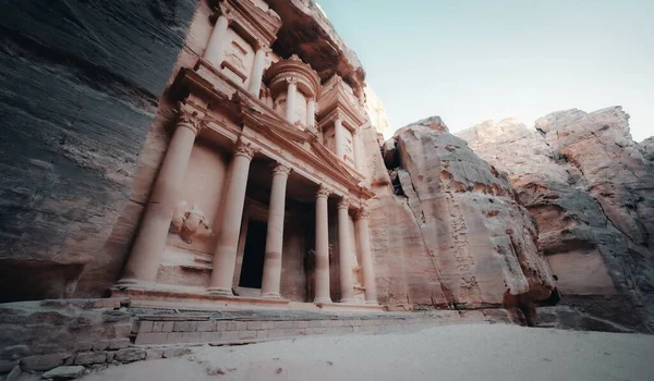 Χαμηλή Γωνία Του Ιστορικού Petra Wadi Στην Ιορδανία — Φωτογραφία Αρχείου