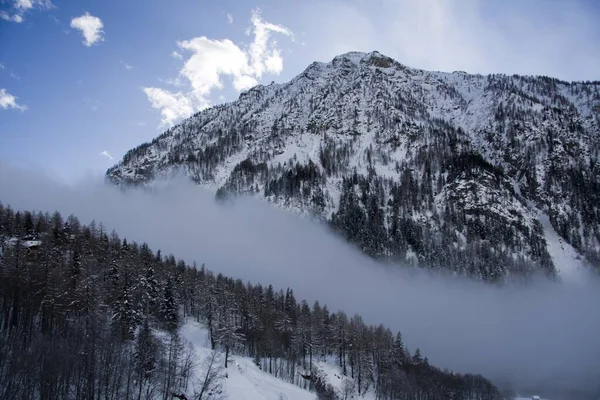 Een Adembenemend Landschap Van Besneeuwde Bergen Onder Een Schilderachtige Bewolkte — Stockfoto