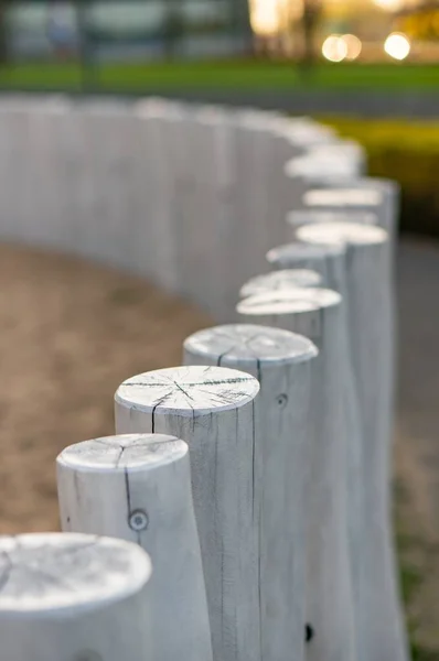 Die Reihe Weißer Holzpfähle Einem Park — Stockfoto